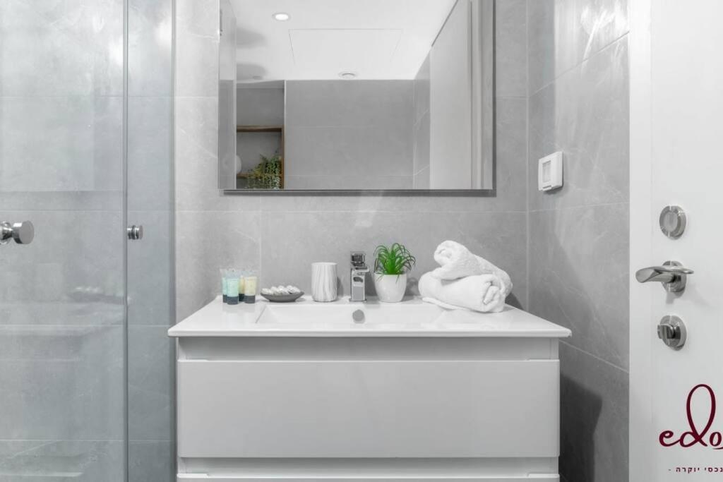 Luxury Living 100 Meter From The - By Edom